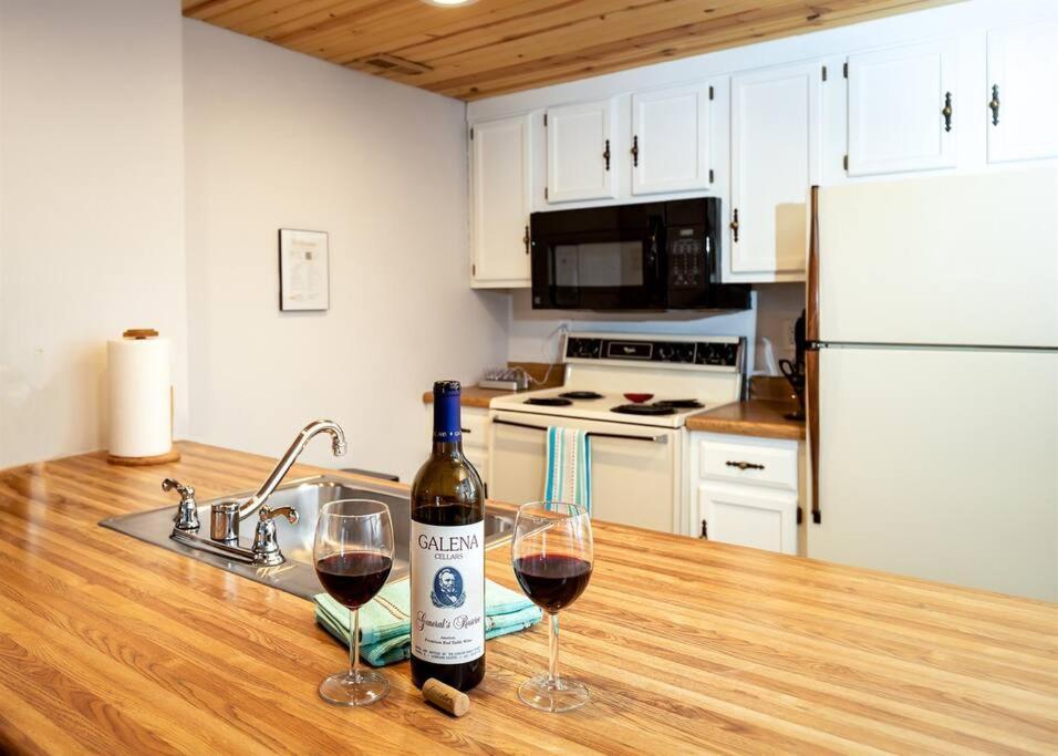 Peaceful 2-Bedroom Townhome Retreat W/Wooded View Galena Exterior photo